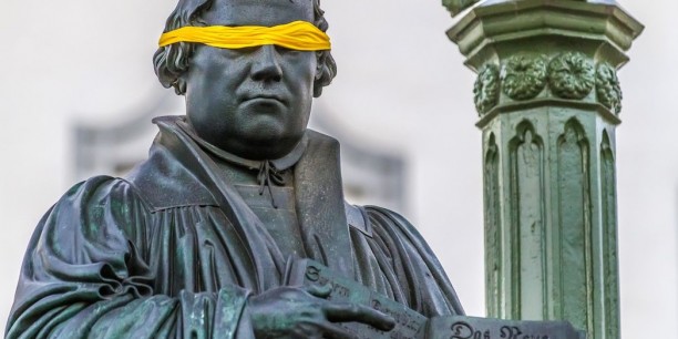 Martin Luther in Wittenberg. Die Figur Luthers trägt eine gelbe Augenbinde. Diese Aktion war ein Aufruf, um sich von Luthers Judenhass zu distanzieren. Die gelbe Binde zeigt Luthers Blindheit den Juden gegenüber. Foto: © Alexander Baumbach