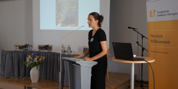 Die derzeitige Assistentin Sibylle Wuttke bei Ihrem Vortrag zur Geschichte der EAT während der Jubiläumsveranstaltung im Juli 2022. Foto: (c) Zubarik/EAT