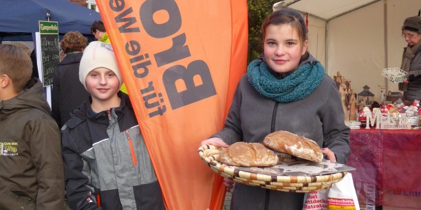 Die Brote gingen weg wie "warme Semmeln" - Verkauf der von den Konfis gebackenen Brote auf dem Adventsmarkt in Mupperg. Foto: (c) Christian Weigel.