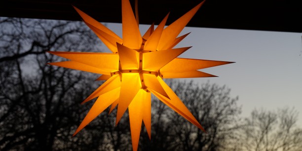 Auch in der Evangelischen Akademie Thüringen leuchtet zur Advents- und Weihnachtszeit ein Herrnhuter Stern. Foto: © Zubarik/EAT