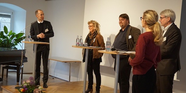 Auf dem Podium diskutierten u.a. die Bundestagsabgeordneten Beate Müller-Gemmeke (Bündnis 90/Grüne, 2.v.l.), Martin Kröber (SPD, Mitte) und Carl-Julius Cronenberg (FDP, r.). Foto: (c) Anna Lübbers/EAT.