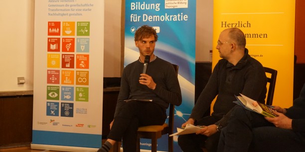 Julian Kusebauch (l.) moderierte das Gespräch mit den Autoren Axel Salheiser (r.) und Christoph Richter. Foto: © Schreiter/EAT