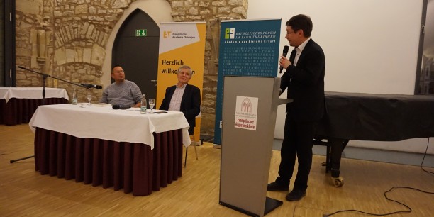 Marko Martin, Dr. Sebastian Kranich (EAT) und Niklas Wagner (Katholisches Forum) beschließen die Veranstaltung. Foto (c): Wollenhaupt-Schmidt / EAT. 