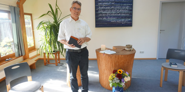 Pfarrer Ralf Kühlwetter-Uhle bei der Andacht im Raum der Stille | Foto: Copyright EAT/Zubarik