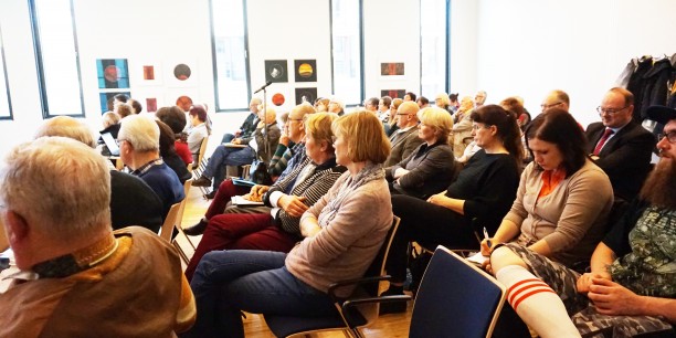 Rund 50 Gäste beteiligten sich rege an der Diskussion mit den Podiumsgästen. Foto: © Sebastian Tischer