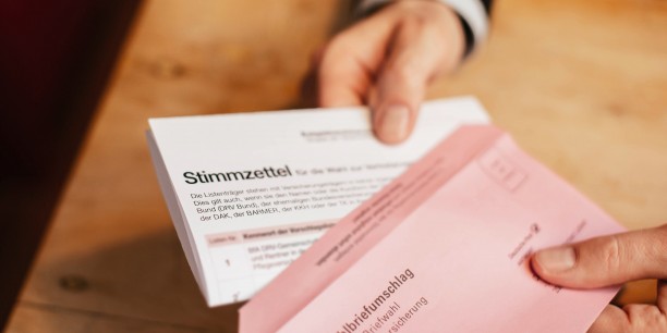 Am 31. Mai muss der rote Umschlag mit dem angekreuzten Stimmzettel wieder bei dem jeweiligen Sozialversicherungsträger eingehen. Foto: ©Infobüro Sozialwahl