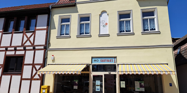 Der Tagungsort: Das ehemalige HO-Kaufhaus unweit des Angers. In diesem vergleichsweise kühlen Raum konnte man der klimawandelbedingten Rekordhitze in Deutschland trotzen. Foto: (c) Fehlberg/EAT