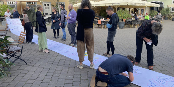 Der Workshop "Bubble Crasher" probierte Gesprächsmethoden in der Erfurter Innenstadt aus. Foto: (c) Tippelhoffer/EAT
