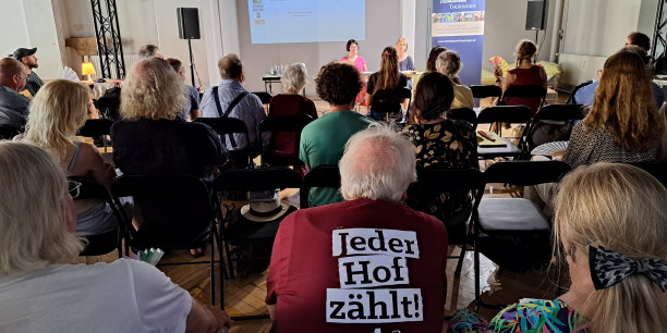 Appell von Prof. em. Dr. Christel Köhle-Hezinger (vorne re.) und Kollegin Jana Kämpfe: Zukunftsorientierte Wissenschaft kann nicht auf Rechts-, Sozial- und Wirtschaftsgeschichte verzichten. Foto: (c) Fehlberg/EAT