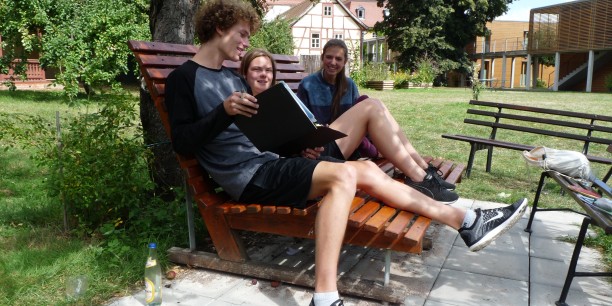 Gemeinsames Denken fällt im sommerlichen Garten des Zinzendorfhauses gleich viel leichter.  Foto: (c) Désirée Frahnow