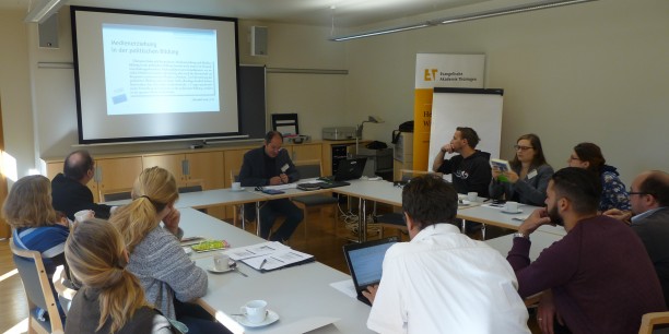 Frank Langner, Schulleiter des Friedrich-Ebert-Gymnasiums in Bonn, leitet den Workshop zum Thema "Medienerziehung in der politischen Bildung". Foto: (c) Sebastian Tischer