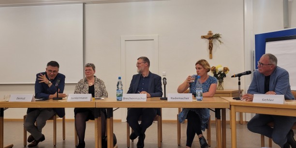 Podium mit Dr. André Demut, Ilse Junkermann, Prof. Dr. Thomas Brechenmacher, Anne Rademacher, Matthias Gehler (Moderation). Bild: EAT/SK 