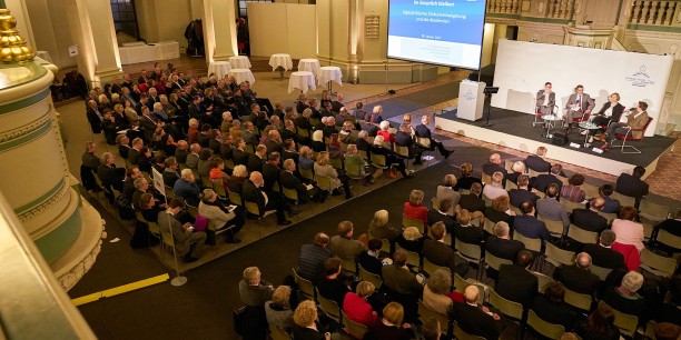 Während des Abendforums in der Französischen Friedrichstadtkirche diskutierten Fachleute die Zukunft der Akademiearbeit und deren Rolle für die Diskurskultur. Foto: (c) Andreas Schoelzel
