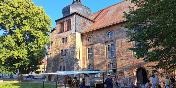 Verköstigung der Teilnehmenden an der Unterkirche: Die Streuobstwiesen-Küche der Frankenhäuser Festspiele reicht warmes Essen, regionale Köstlichkeiten und kühle Getränke am Abend. Foto: (c) Fehlberg/EAT