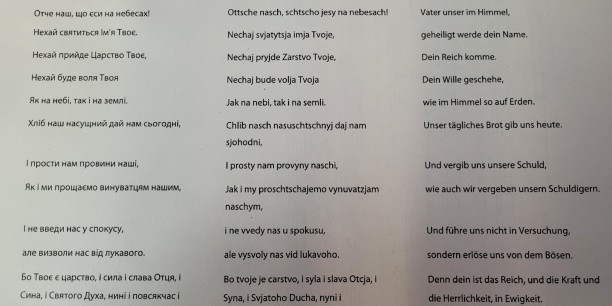Aus der Abschlussandacht: das Vaterunser in ukrainischer und deutscher Sprache. Foto: © Kranich / EAT