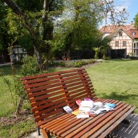 Der Garten des Zinzendorfhauses lädt zum Lesen ein. Foto: © Zubarik/EAT