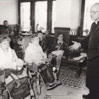 Der Thüringer Landesbischof Werner Leich mit Kindern im Marienstift Arnstadt (1987).