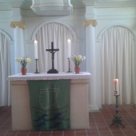 Österlich geschmückter Altar in der Dorfkirche Denstedt. Foto: © Kranich/EAT